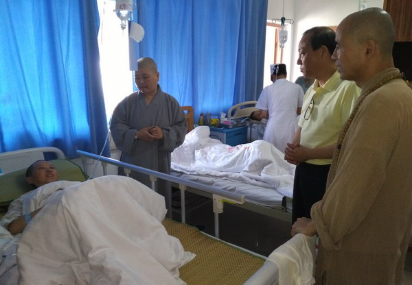 省佛协慰问青岩寺受伤尼僧3.jpg